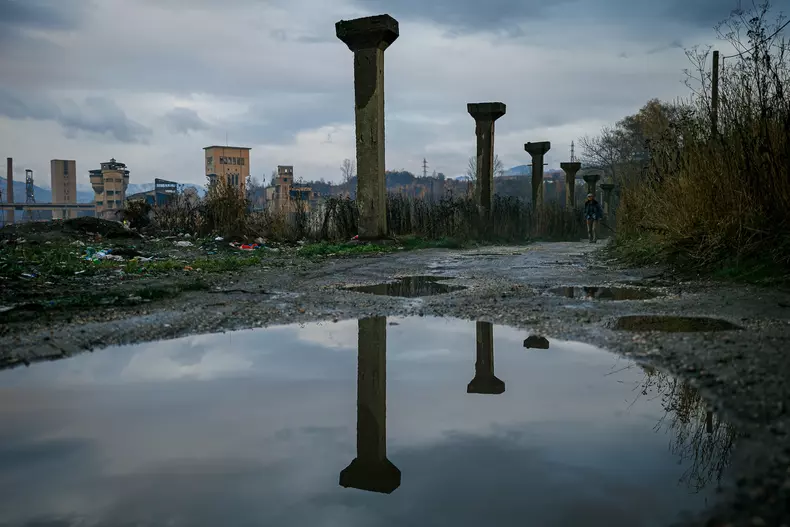 Peste rămășițele minei Petrila se lasă seara