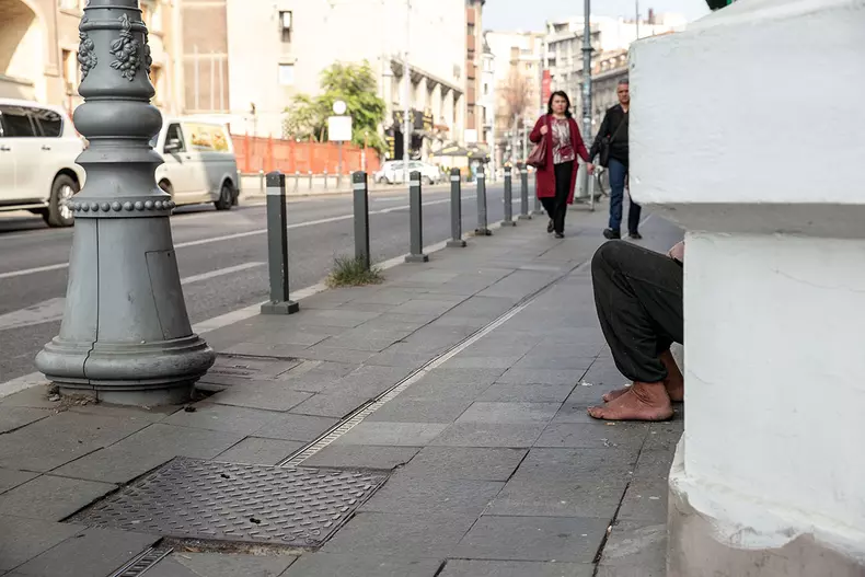 Cerșetorii așezați la colț de stradă fac parte din peisajul Centrului Vechi