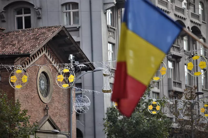 Centrul Capitalei va fi luminat de Sărbători cu instalații care ne va duce cu gândul la Euro 2020