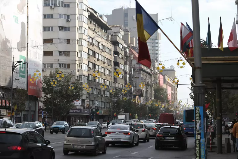 Centrul Capitalei va fi luminat de Sărbători cu instalații care ne va duce cu gândul la Euro 2020