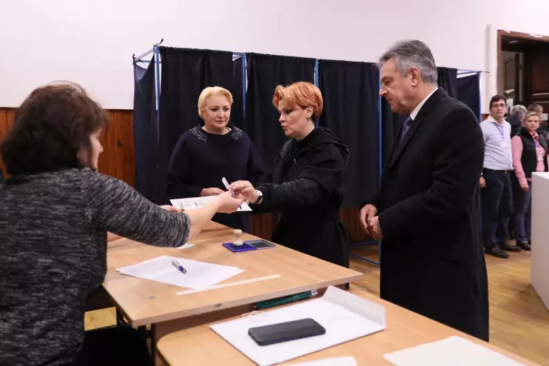 Olguta Vasilescu la vot liceu Sf Sava_Eli Driu 1