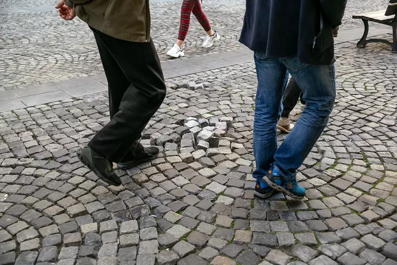 Piatra cubică din Centrul Vechi este un adevărat pericol pentru trecători (1)