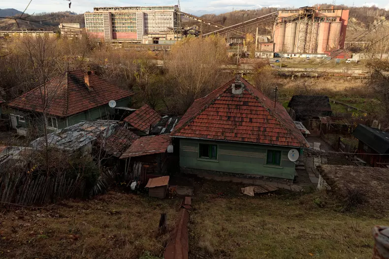 La marginea Uricaniului, străjuiesc clădirile minei