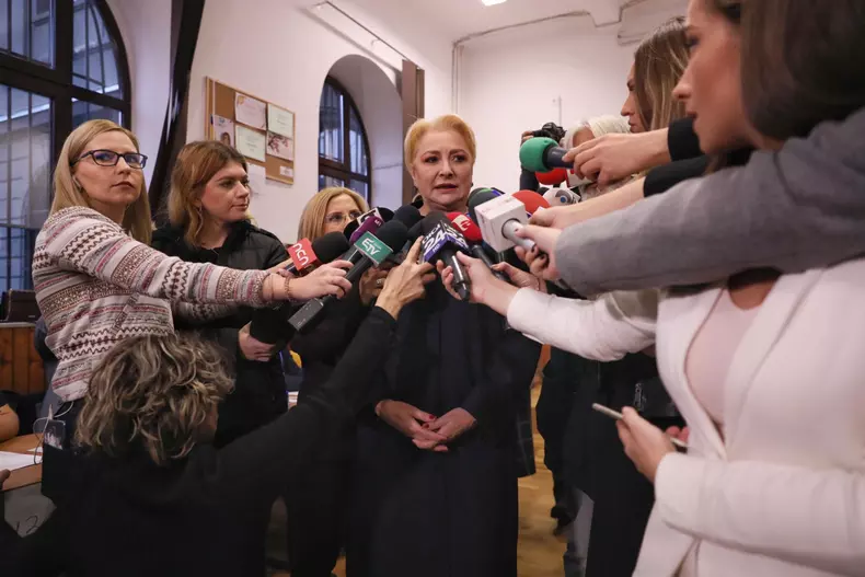Viorica Dancila la vot liceu Sf Sava_Eli Driu 3