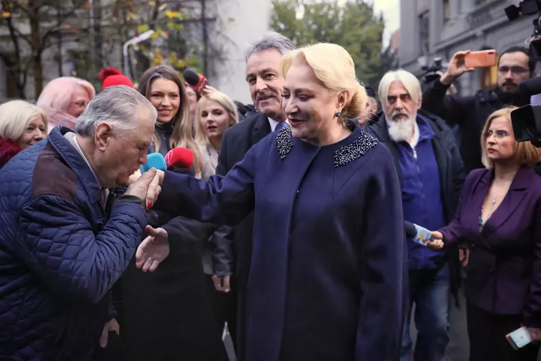 Viorica Dancila la vot liceu Sf Sava_Eli Driu 4