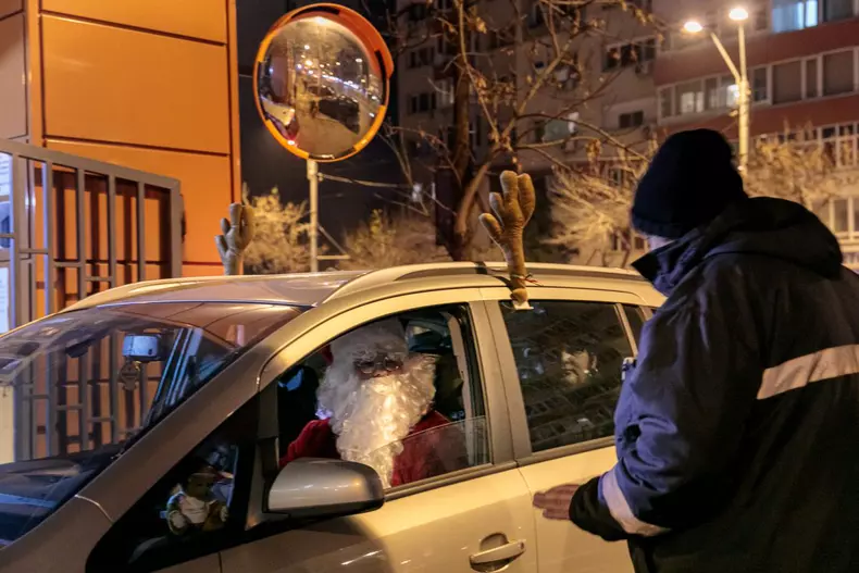 Moș Crăciun ajunge la spital