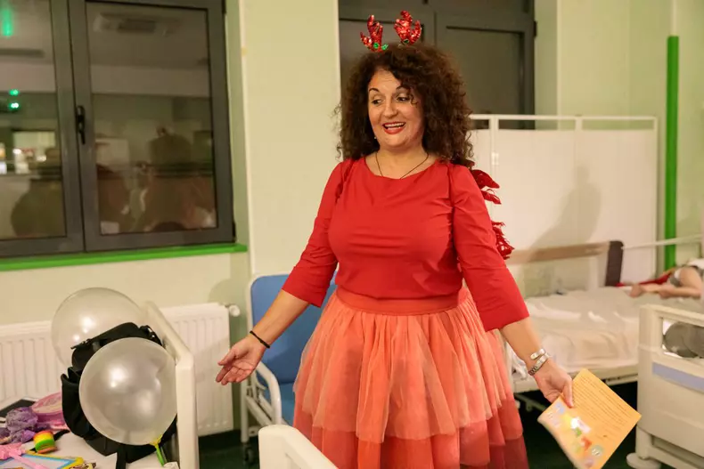 Mihaela, mama Ioanei, le citește copiilor ghicitori