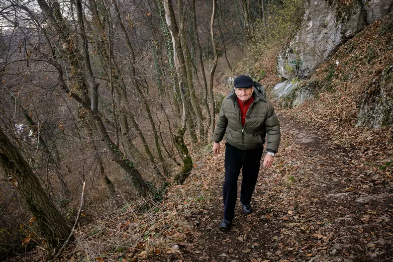 Costică Calmuschi, în pădure, se îndreaptă înspre centrul Brașovului