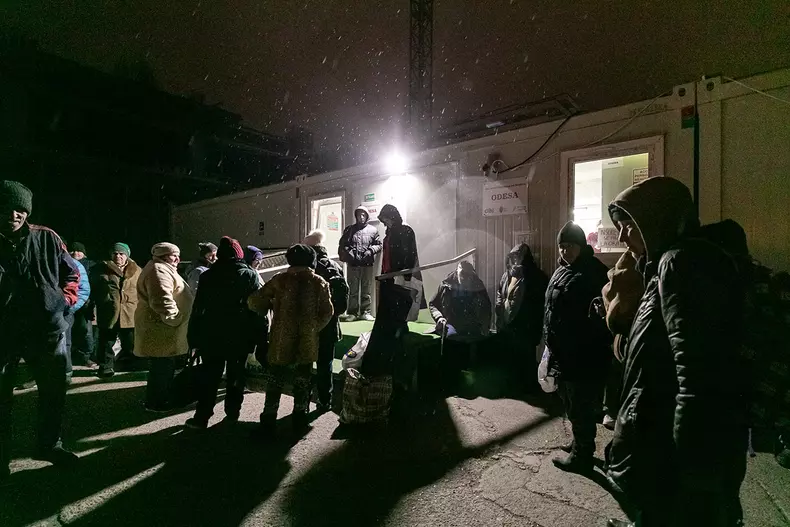 Oamenii fără adăpost încep să se strângă în fața centrului Carusel și își așteaptă rândul să intre