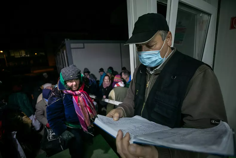 Intrarea în adăpost se face pe baza listei de înscrieri. Un gardian le strigă numele beneficiarilor, după care aceștia intră în adăpost în grupuri de câte 3-4 persoane.