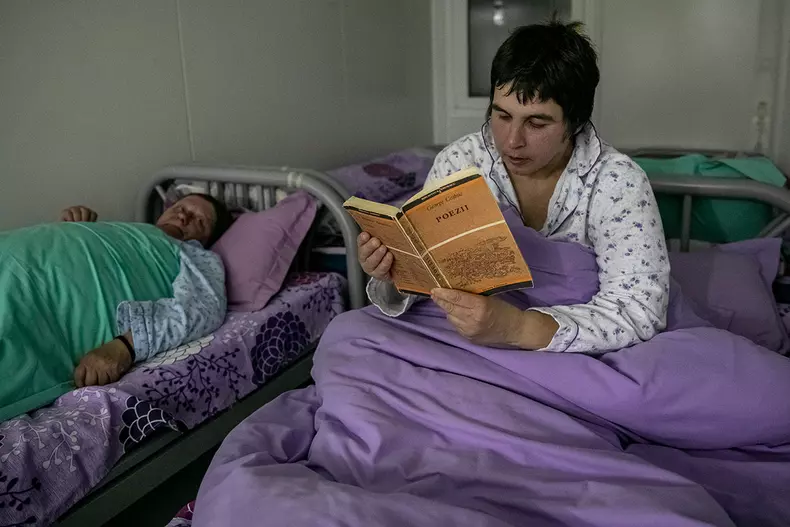 – Cei care au intrat devreme în adăpost au timp, după ce își fac baie și mănâncă, să citească din cărțile puse la dispoziție de administratorii adăpostului.
