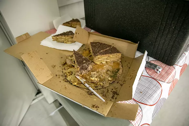 Pe lângă un fel de mâncare cald servit în fiecare seară la adăpost, în noaptea de Revelion, în meniu a fost inclusă și o felie de tort de ciocolată.