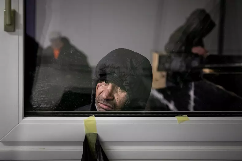 E aproape ora 22:00. Locurile în paturile din adăpost sunt aproape toate ocupate. Oamenii rămași afară încă speră să-și petreacă noaptea în pat.