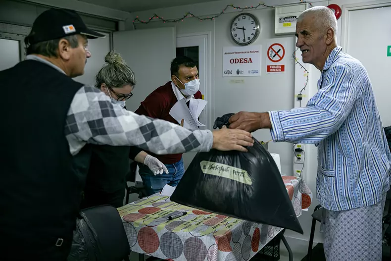 – Dupa ce fac baie și se îmbracă în pijamalele primite de la adăpost, oamenii își aduc hainele cu care au fost îmbrăcați pentru a fi depozitate peste noapte în saci de plastic etichetați cu numele lor.
