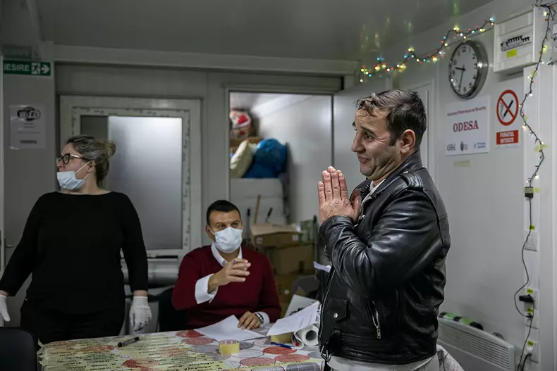 Florin face un gest vărului său în semn de mulțumire și bucurie, pentru că a reușit să intre în adăpost.