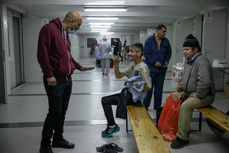 Marian sau “domn director”, așa cum îi spun oamenii care vin la adăpost, încearcă să le ofere beneficiarilor o ședere cât mai plăcută, dar și să aibă grijă ca aceștia să respecte regulile de funcționare ale adăpostului.