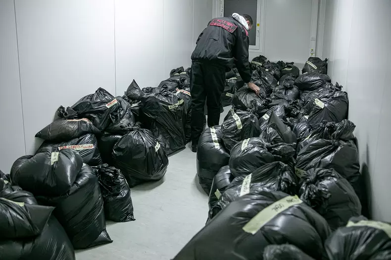 Pentru a li se permite accesul în ODESA, oamenii lasă la intrare toate bunurile personale, inclusiv brichetele. Ele sunt depozitate în saci de plastic pe care și-i vor putea recupera a doua zi dimineață, când vor părăsi adăpostul.