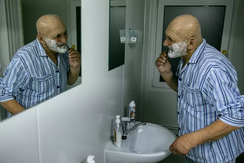 Petru se bărbierește la baie, după ce Mario i-a tuns barba cu mașina de tuns.