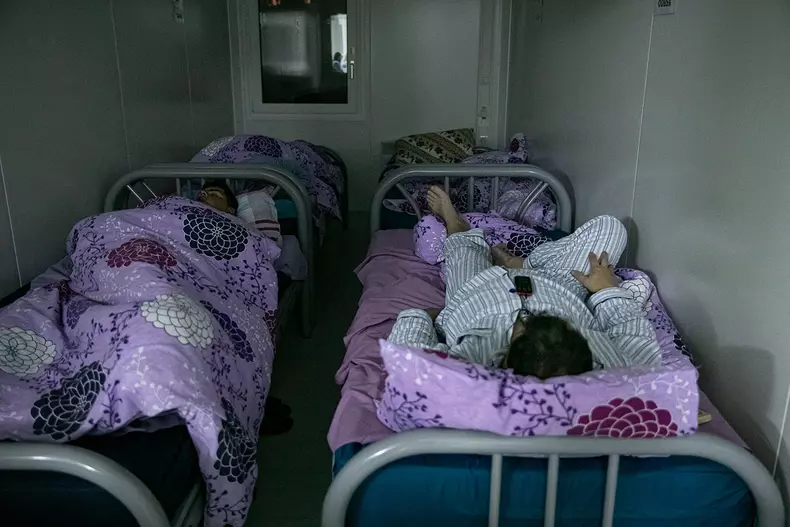 Oamenii își pot regla singuri temperatura în camere. Mulți dintre ei setează valori ridicate, în contrast cu gerul resimțit în timpul zilei.