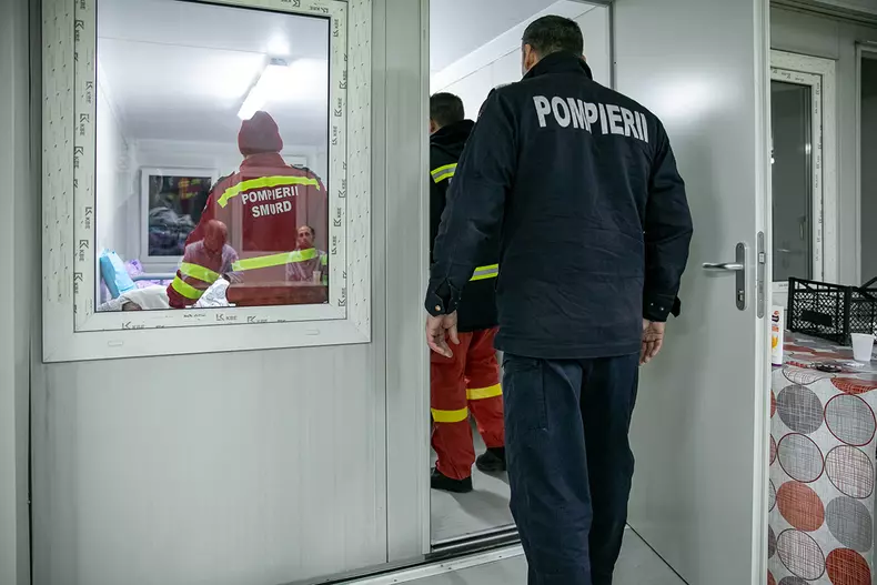 Un bărbat care și-a petrecut noaptea în adăpost nu se simțea bine. A fost chemat un echipaj SMURD.