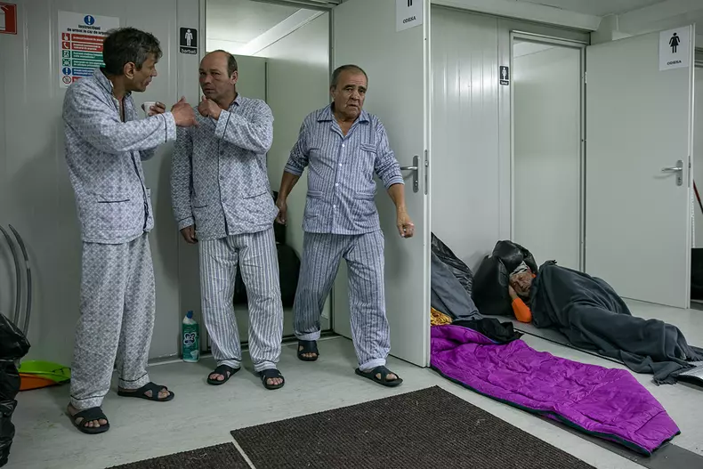 În mod normal, în adăpost nu este permisă staționarea pe hol în scop de socializare pentru a nu se face gălăgie și a nu deranja oamenii care dorm. Însă în noaptea de Revelion, la miezul nopții, oamenii au avut voie să stea de vorbă în fața camerelor.