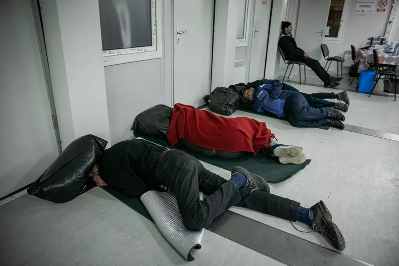 Oamenii care nu au prins loc în paturi, dorm pe jos pe pături sau covoare de neopren care sunt la rândul lor în număr limitat.