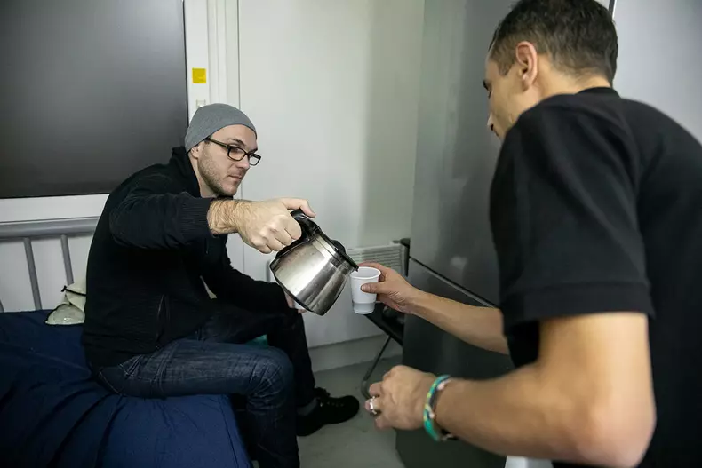 Spre dimineață, voluntarii beau cafea și se pregătesc să-și înceapă activitatea.