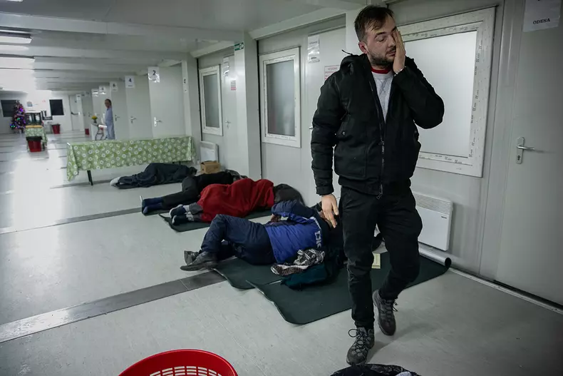 Începând cu ora 04:00, unii oameni încep să se trezească și se pregătesc să părăsească adăpostul
