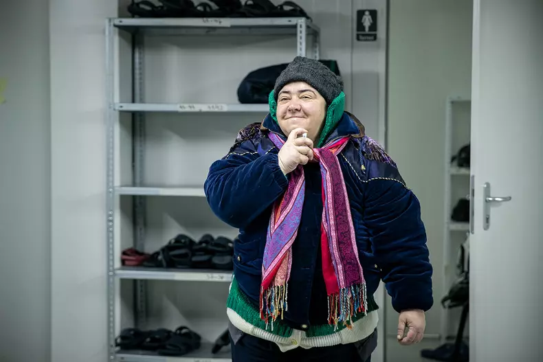 Mihaela, 39 de ani, este unul dintre ultimii beneficiari care părăsește Adăpostul ODESA. Este bucuroasă că a făcut duș aseară, iar acum se poate parfuma și să meargă la biserică