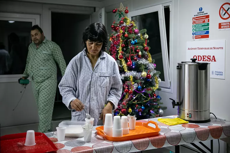După ce s-a trezit, o femeie își pregătește un ceai. Ceai și un sandviș sunt meniul de la micul dejun