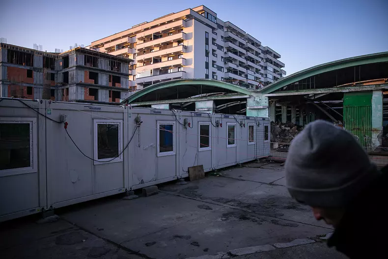 În stânga Adăpostului ODESA se află un bloc nou și altul în construcție.