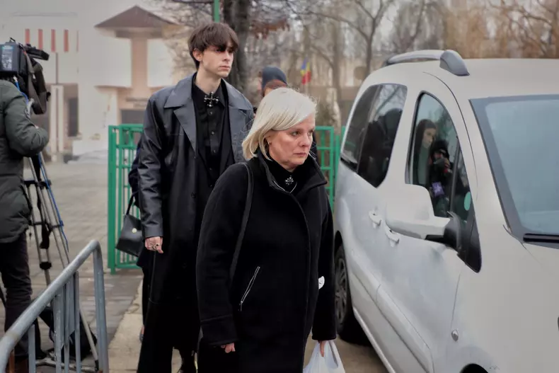 Cea de-a treia soţie a lui Cristian Ţopescu, Christel Ungar, împreună cu fiul ei Sebastian Țopescu, unul dintre fraţii vitregi ai jurnalistei