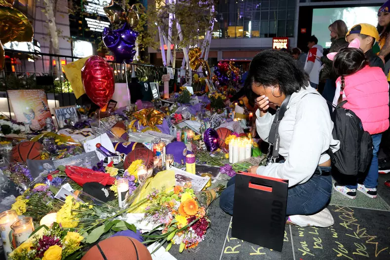 Fanii i-au adus un omagiu vibrant fostul baschetbalist Kobe Bryant  FOTO: EPA