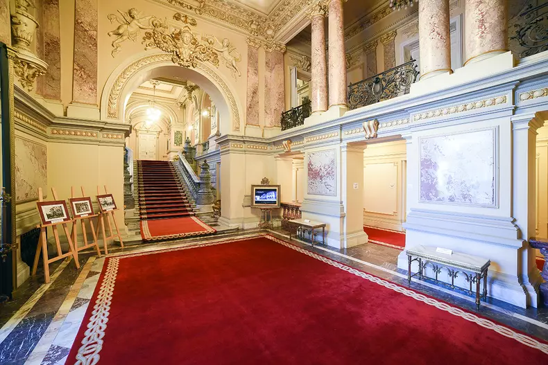 Holul de onoare-scara principală