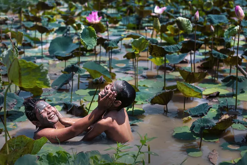 Copii la joacă î n iaz / Foto: @kyawmyintthan, Myanmar