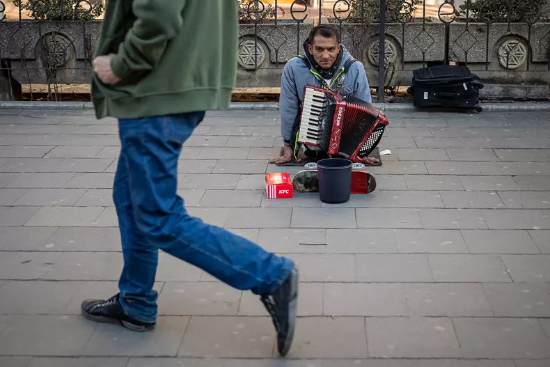 Viorel face o pauză între melodii. De obicei cântă de dimineața până seara pe străzile din Capitală