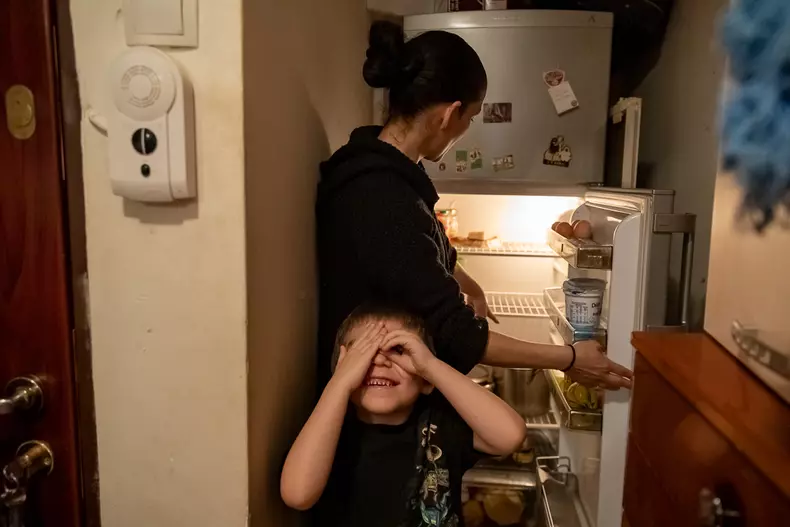 Crina are mâncare pentru câteva zile, dar nu a făcut provizii pentru perioade mai lungi.