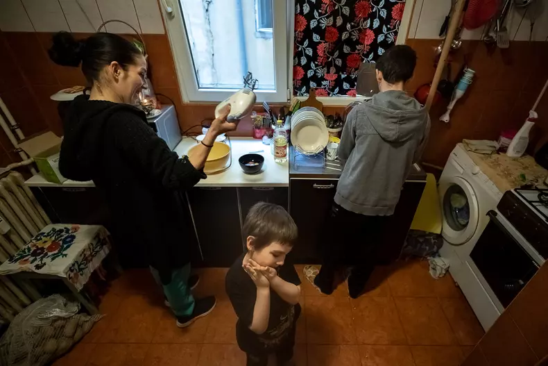 Ionuț își ajută mama să prepare un chec. Andrei nu îi poate ajuta prea mult, dar stă împreună cu ei la bucătărie.