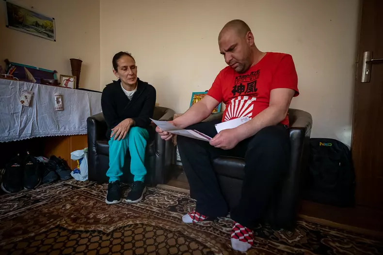 Crina îi arătă lui Cristian ce facturi au neplătite.