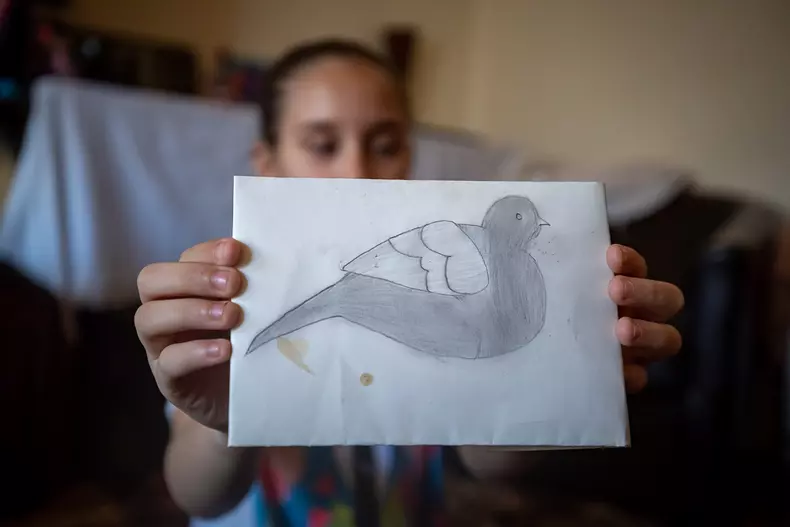 Irinei îi place să deseneze în creion. Păsările sunt preferatele ei.