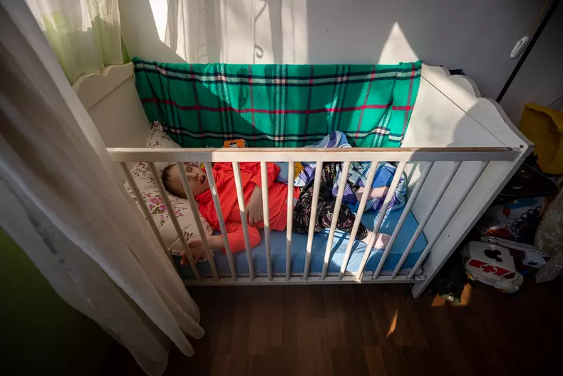 Cristina, fata de 16 ani, doarme cel mai mult în timpul zilei și stă trează pe timpul nopții.