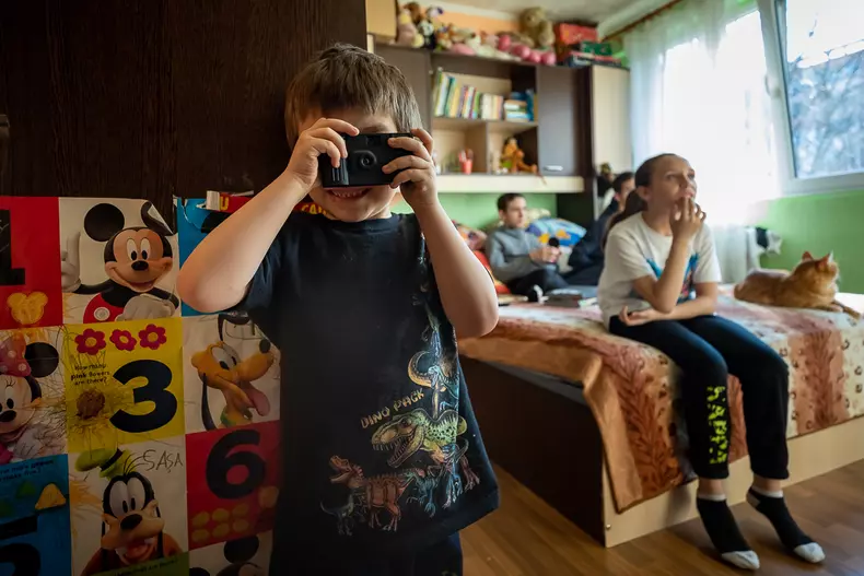 Andrei și cu mine fotografiem în tandem, eu pe el și el pe mine. Singura deosebire e că el nu va vedea poza decât în propria lui imaginație, aparatul lui fiind stricat.