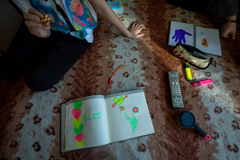 Zilele acestea, Irina ține un jurnal în care își scrie unele gânduri și desenează mult. A ales să deseneze în culori cât mai vii.