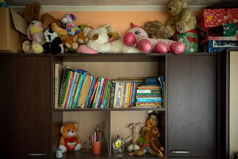 Spațiul din dormitorul copiilor este mic și înghesuit, dar universul copilăriei lor este unul în care și-au găsit loc și câteva cărți de povești și jucării de pluș.