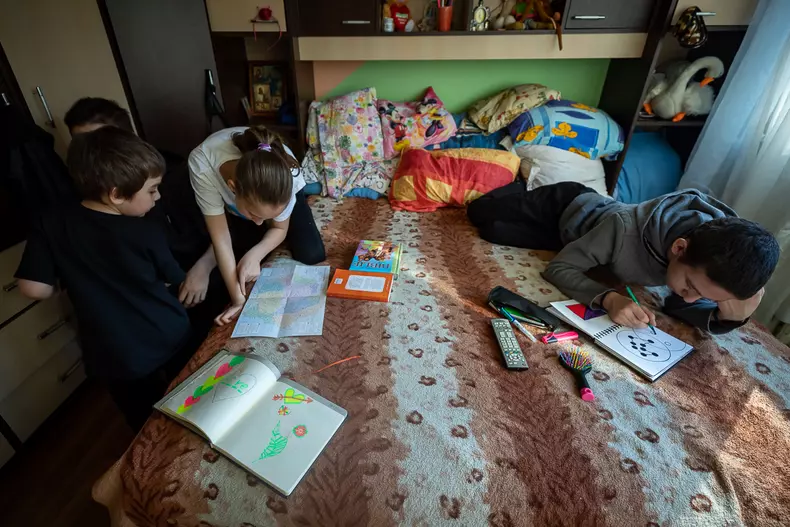 Motanul Bubu a plecat la el acasă, iar copiii și-au găsit altceva de făcut. Desenează, citesc sau se uită la televizor.