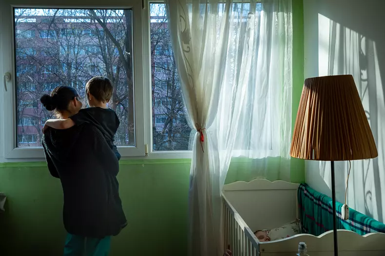 Andrei s-a plictisit în casă. Ar vrea să iasă afară, să alerge și să se joace cu alți copii de vârsta lui.