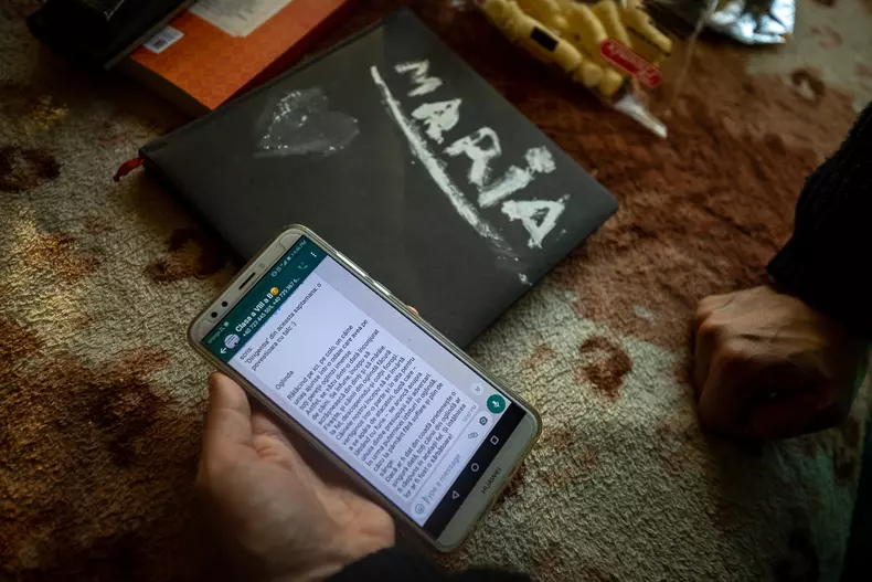 Crina primește pe telefon teme pentru unul dintre copii. Telefonul ei este singurul mijloc de comunicare cu școala în această perioadă.