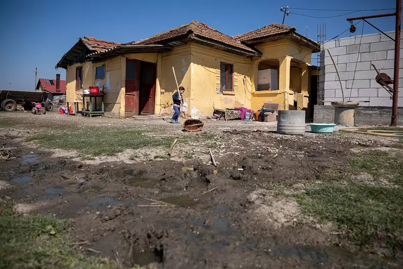 baiat-casa-singur-dambovita-s-12