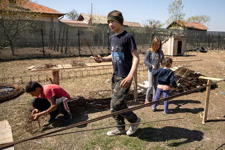 baiat-casa-singur-dambovita-s-17