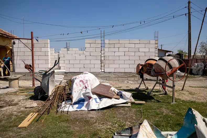 baiat-casa-singur-dambovita-s-18